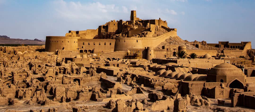 talebi_ir's tweet photo. «باور كنيد اين همه توفان گذشت و باز
نخل اميد مردم #بم ريشه كن نشد»

بم، سرزمین فرهنگ و تمدن، دیار نخل و خشت و آفتاب، با اراده مردمانش، همچون ارگ شکوهمندش، استوارتر از گذشته پابرجا مانده است.
۱۷ تیر سالروز #ثبت_جهانی یادگارِ کهنه و پرصلابت نیاکان، «بم و منظر فرهنگی آن» گرامی باد. https://t.co/kbVmQdgGTH