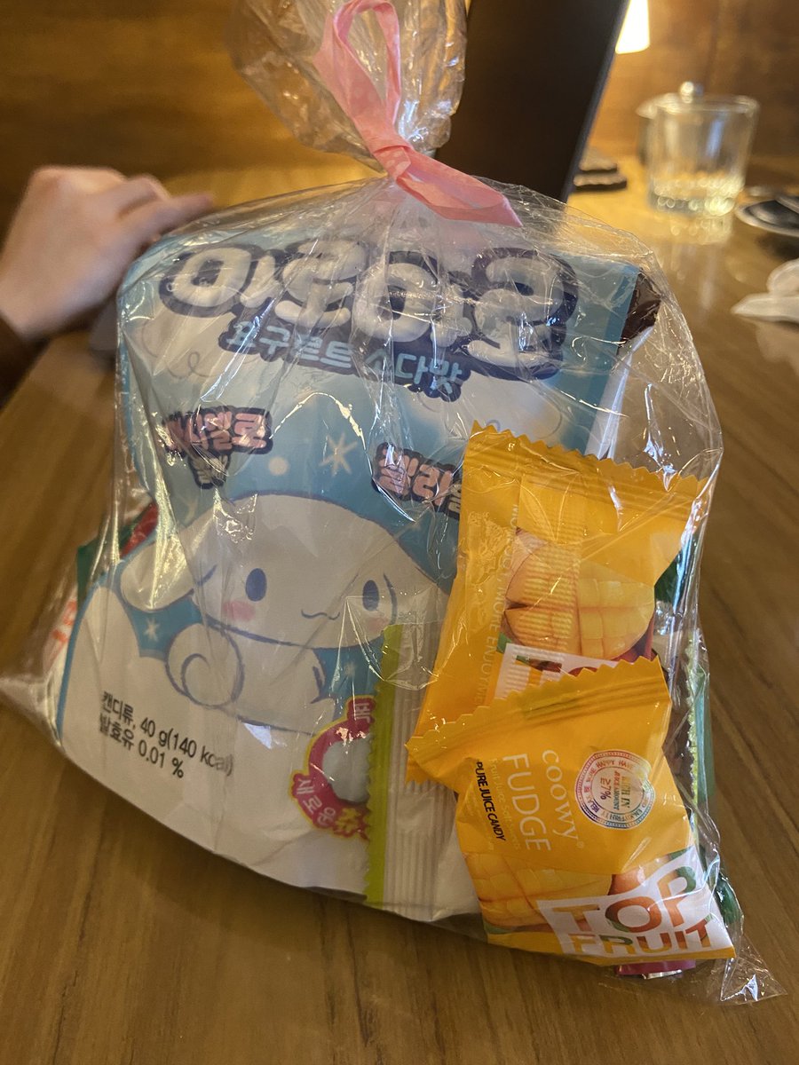 Noarun44's tweet image. Mi onni nos trajó dulcecitos de Corea ㅠㅠ  me awité aaaaa