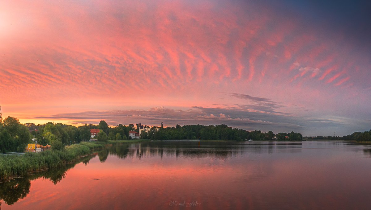 MeteoWlkp's tweet image. Dzisiejszy wschód słońca w Kórniku :) 8.07.2025
Widoczne tu chmury Altostratus to z jednej strony zwiastun pogorszenia pogody, a z drugiej niemal zawsze gwarant pięknych barw o świcie i o zmierzchu.