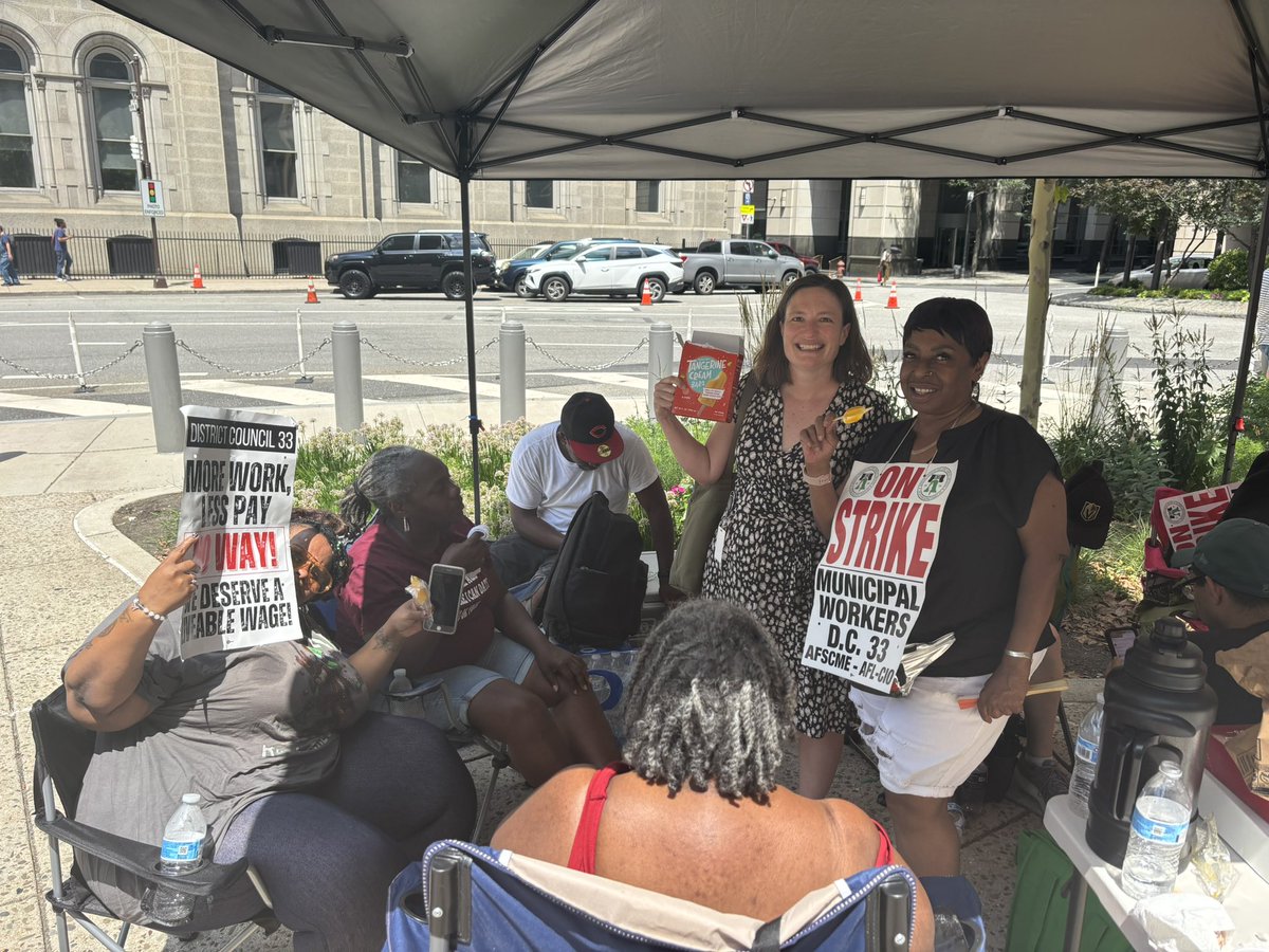 KendraPHL's tweet image. Popsicles for the people!! The workers of @afscme33 are out here in the heat, holding the line for livable wages for working families in our city. You can show your support tomorrow at the rally at City Hall at 3pm. You can donate to the strike fund at afscme33.betterworld.org/campaigns/33-s…