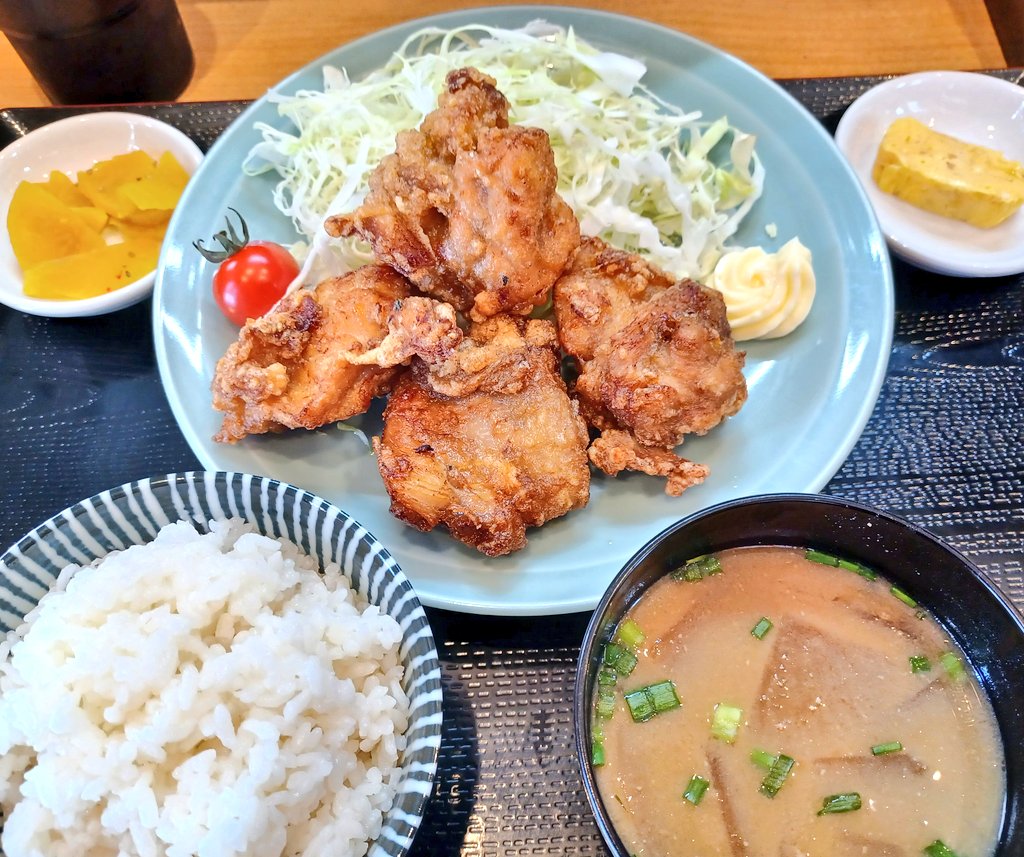 naohiko016's tweet image. おはよう🙋ございます
今日も暑くなりそうで、あえて恐暑と呼びます😩💦
PM2.5も飛散してるとこもあるようで、熱中症ともに警戒注意してお過ごし下さい😵
昨日のランチは定番の唐揚げ定食、揚げたてで懐かしい感じで美味しかった😋👍
今日はデスクワークです✏️🗒
本日もよろしくお願いいたします🙇♂️