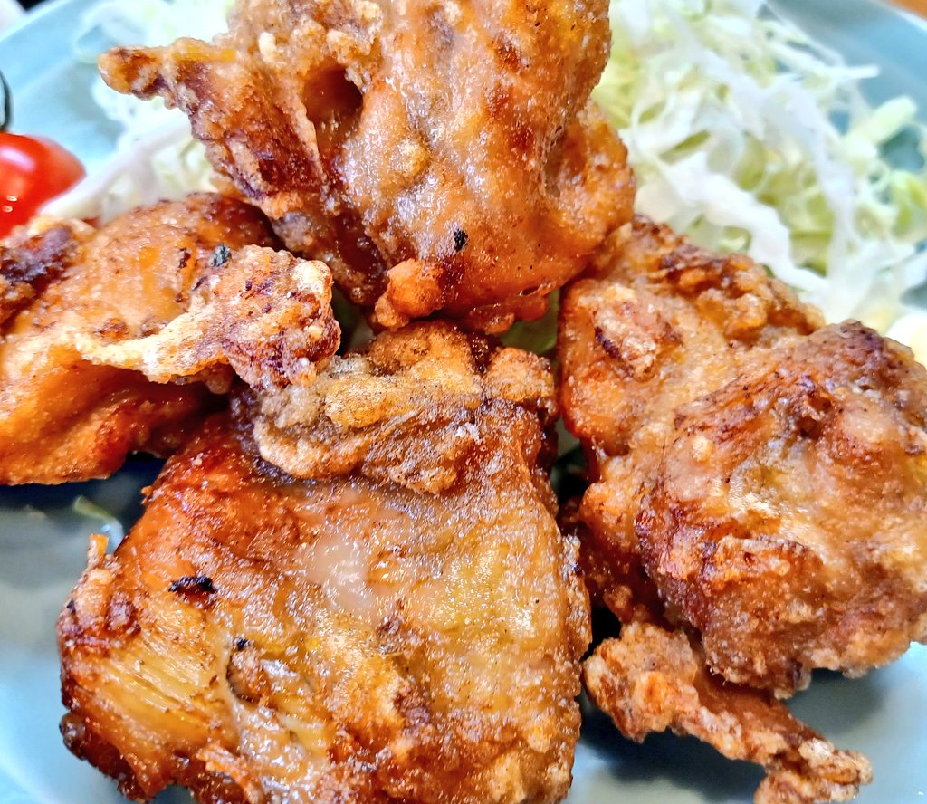 naohiko016's tweet image. おはよう🙋ございます
今日も暑くなりそうで、あえて恐暑と呼びます😩💦
PM2.5も飛散してるとこもあるようで、熱中症ともに警戒注意してお過ごし下さい😵
昨日のランチは定番の唐揚げ定食、揚げたてで懐かしい感じで美味しかった😋👍
今日はデスクワークです✏️🗒
本日もよろしくお願いいたします🙇♂️