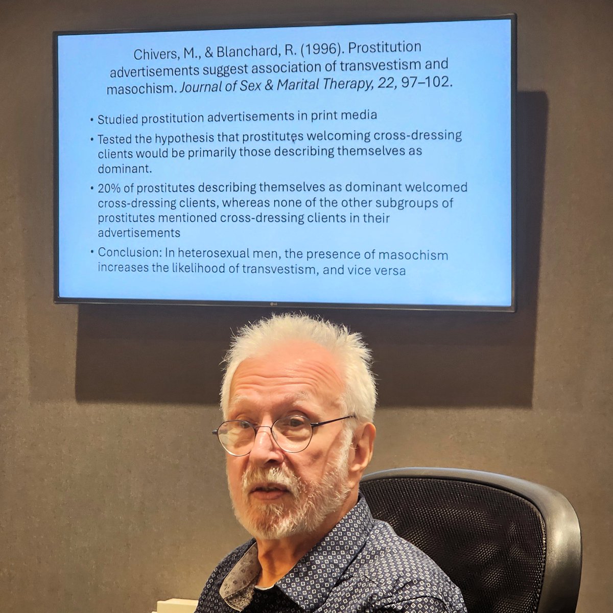 BlanchardPhD's tweet image. This is me presenting at a recent meeting of autogynephilia researchers, which was held in Toronto this past June. I just got access to photos taken in the meeting room.