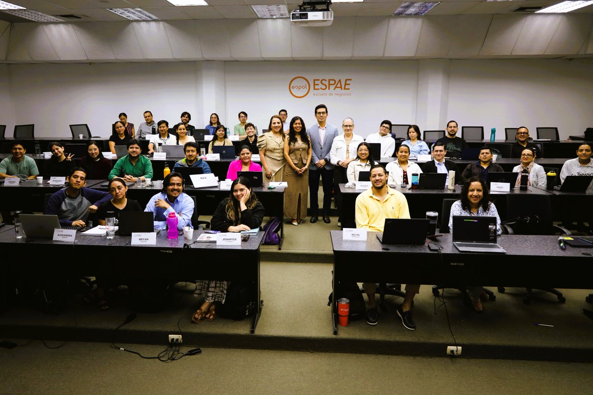 📊 Liderar con datos es liderar con visión. Así lo vivimos junto a la PhD. Eva Mera, Directora del <a href="/Ecuadorencifras/">INEC</a>  quien participó como invitada en una charla para los estudiantes de nuestra Maestría en Business Analytics. #ESPAE #LiderazgoBasadoEnDatos #DecidoSerEspae