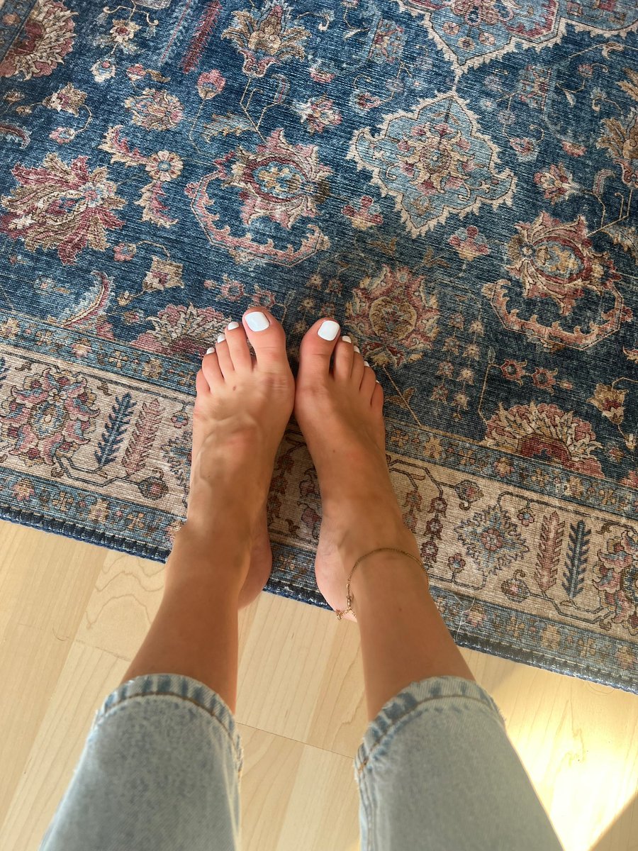 Nach einem harten Arbeitstag könntest du mir die Füße massieren - wenn du ein echter Mann wärst 🤭 
Du hingegen bist nur mein Fußabtreter den ich vorher benutze und missbrauche wie es mir beliebt. Zahlen und leiden!!! Vorher darfst du sie noch nicht mal ansehen, Sklave 😈