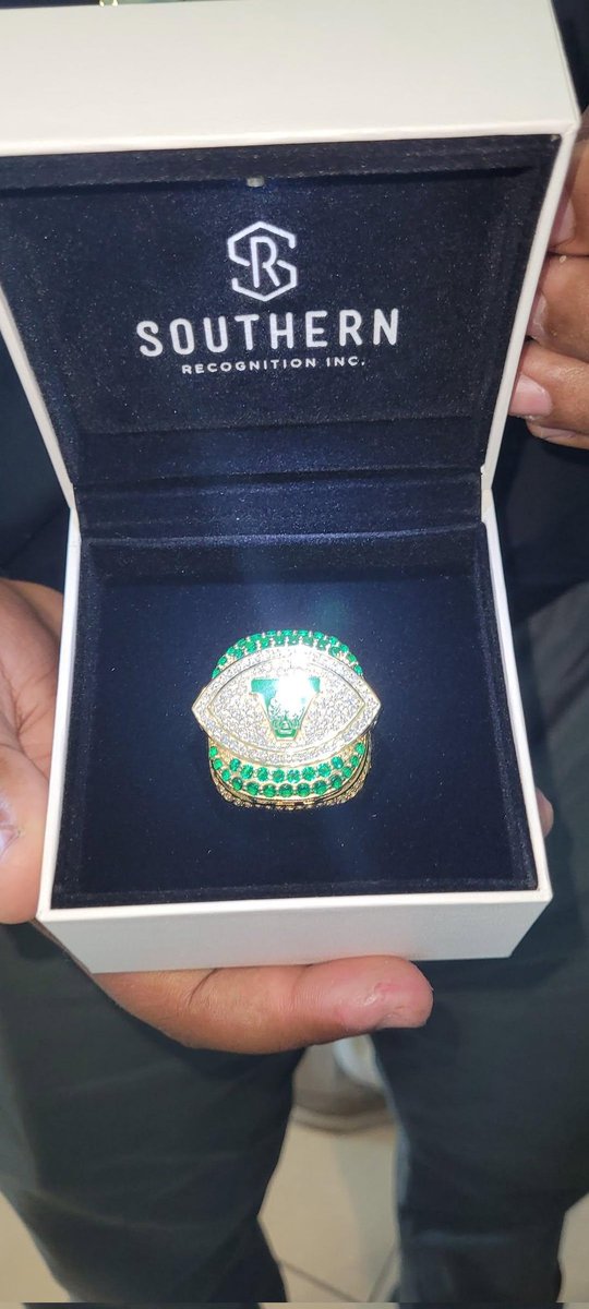 mcnairisrael's tweet image. Ring Ceremony. It feels good to be a State Champ. Going for back to back. 💍🤍💚🏈🏆
@VeniceIndianFB @VeniceRecruit10
@jleee74
@john_p34
@247recruiting
@AdamSchefter
@Andy_Villamarzo
@McnairT
