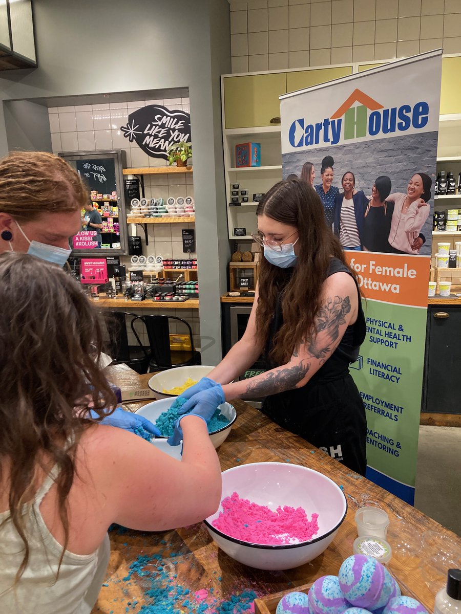 Les membres du CCR sont également impliqués dans la campagne, organisant leurs propres événements de tables d’exposition dans les magasins LUSH, établissant un lien avec le personnel et les clients de LUSH. Voici des photos du <a href="/WeCoBien/">WeCoBien</a>  à Montréal et de <a href="/CartyHouse/">Carty House</a> à Ottawa!