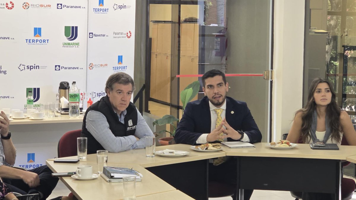 CNCSP's tweet photo. El Directorio de la #CNCSP recibió al Viceministro de @REDIEXParaguay, Javier Viveros, con el objetivo de socializar la estrategia en la que se encuentran trabajando para impulsar el crecimiento económico del Paraguay.
🔗Detalles en https://t.co/tWWaqWR4jh https://t.co/FaJZiM3CYu