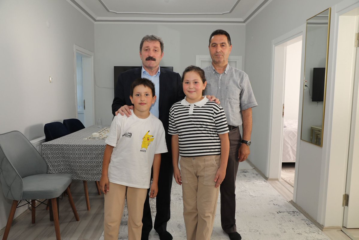 T.C. Samsun Valiliği (@tcsamsunvalilik) on Twitter photo #ZaferinAdı Türkiye🇹🇷
📌 Valimiz Sayın <a href="/orhantavli_/">Orhan Tavlı</a>, Bafra Kaymakamı Dr. Mustafa Altınpınar ve Bafra Belediye Başkanı Hamit Kılıç ile birlikte;
📌 #15Temmuz Gazisi Turan Ay ve ailesini ziyaret etti.
📌 15 Temmuz gecesi kadınıyla erkeğiyle, 7’den 70’e tek millet, tek bayrak, #ZaferinAdı Türkiye🇹🇷
📌 Valimiz Sayın <a href="/orhantavli_/">Orhan Tavlı</a>, Bafra Kaymakamı Dr. Mustafa Altınpınar ve Bafra Belediye Başkanı Hamit Kılıç ile birlikte;
📌 #15Temmuz Gazisi Turan Ay ve ailesini ziyaret etti.
📌 15 Temmuz gecesi kadınıyla erkeğiyle, 7’den 70’e tek millet, tek bayrak,