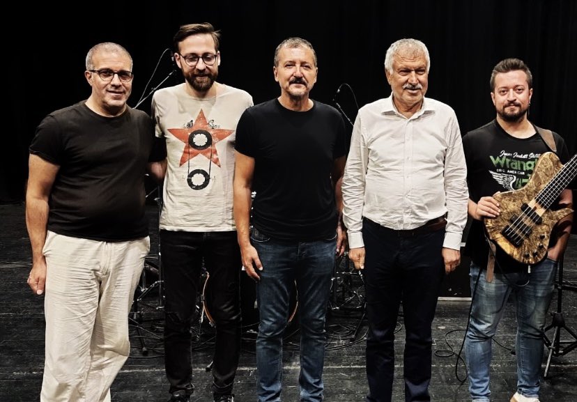 Erdal Güney (@guneyerdal) on Twitter photo Bir konser için davetliydik Adana’ya, Zeydan başkan rahatsız olmasına rağmen saundcheck’te ziyaretimize gelip “hoş geldiniz” demişti, konsere katılamayacağı üzüntüsünü bizimle paylaşmıştı, nezaketiyle hâlâ kalbimizde, sevgiler <a href="/ZeydanKaralar01/">Zeydan Karalar</a> , yalnız değilsiniz🙏 Bir konser için davetliydik Adana’ya, Zeydan başkan rahatsız olmasına rağmen saundcheck’te ziyaretimize gelip “hoş geldiniz” demişti, konsere katılamayacağı üzüntüsünü bizimle paylaşmıştı, nezaketiyle hâlâ kalbimizde, sevgiler <a href="/ZeydanKaralar01/">Zeydan Karalar</a> , yalnız değilsiniz🙏