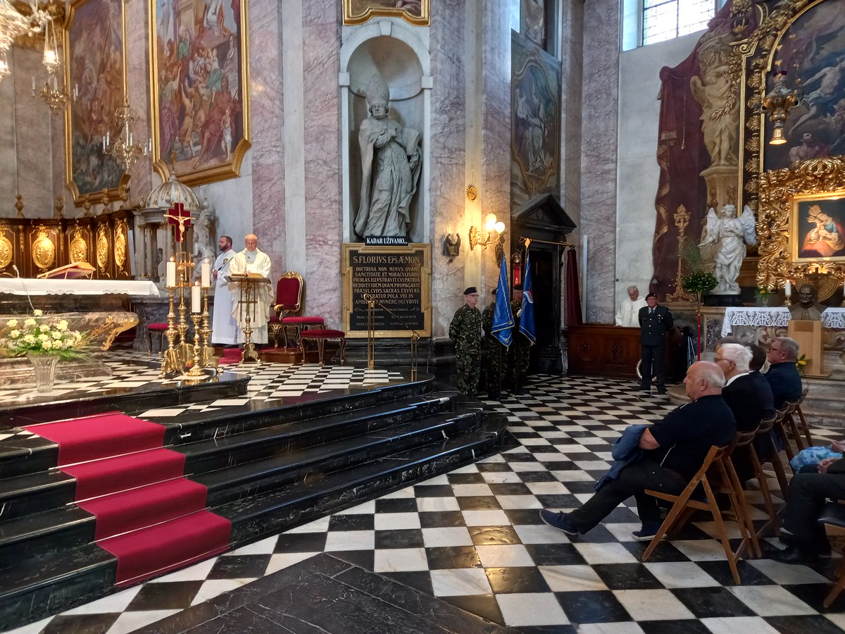 m_bostjan's tweet image. Danes, 8. 7., v Stolnici maša za domovino. Polna cerkev, po maši slovesnost v okviru #VSO. Dan zmage nad sovražnikom (JLA, SFRJ) bi moral biti narodni praznik. Vse države tako praznujejo. Nekoč bo Slovenija spet normalna, tedaj bo, v to verjamemo.