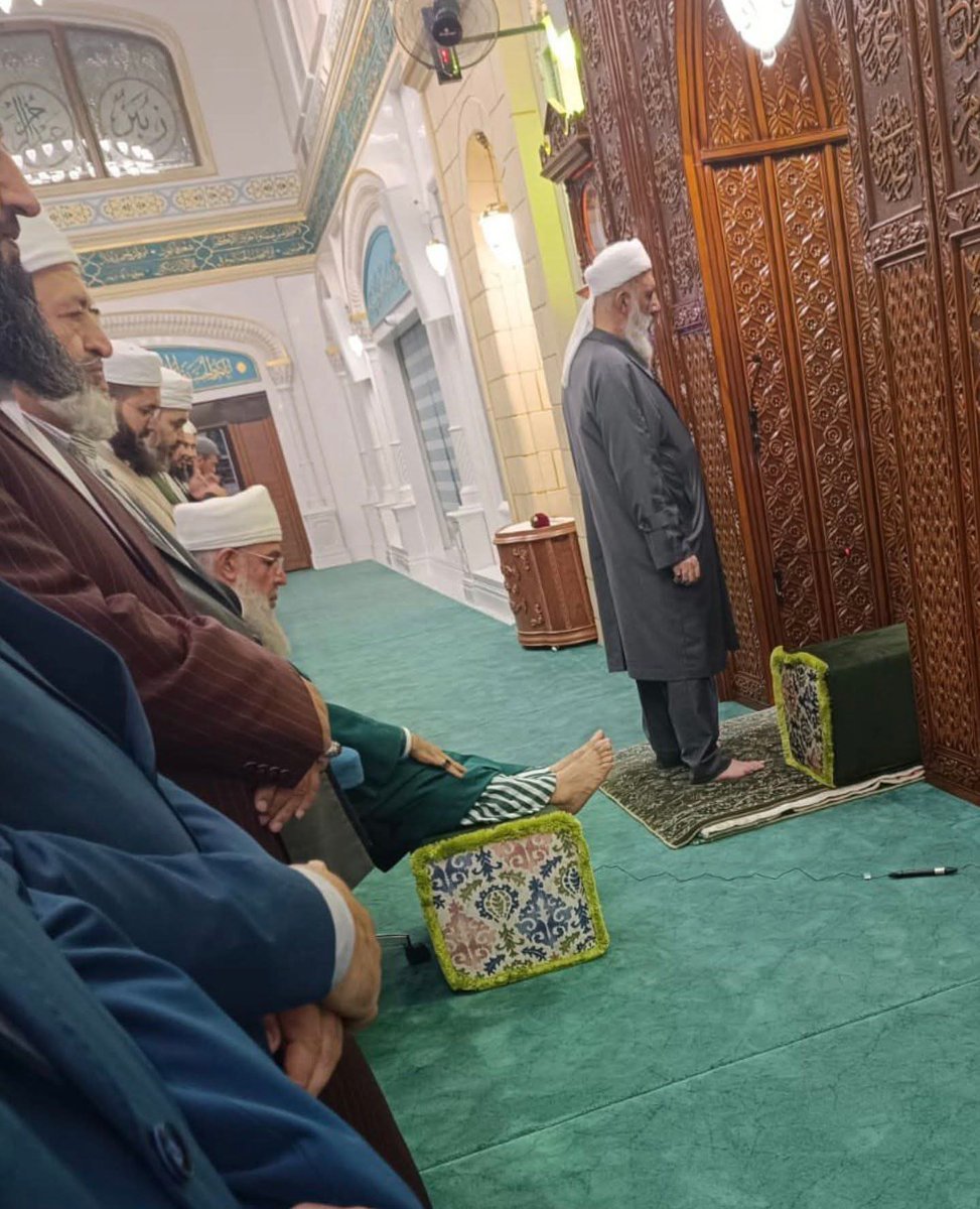 Seyyid olmakla Allah’a varılmıyor ;
Ben Sultan Seyyid Muhammed Raşid hz.’nin (k.s.a) oğluyum.
Bununla Allah’a varılmıyor.
Sofi olmadan, yol gidilmez.

S.Taceddin ElHüseyni
(sellemehullah ve âfâhu)