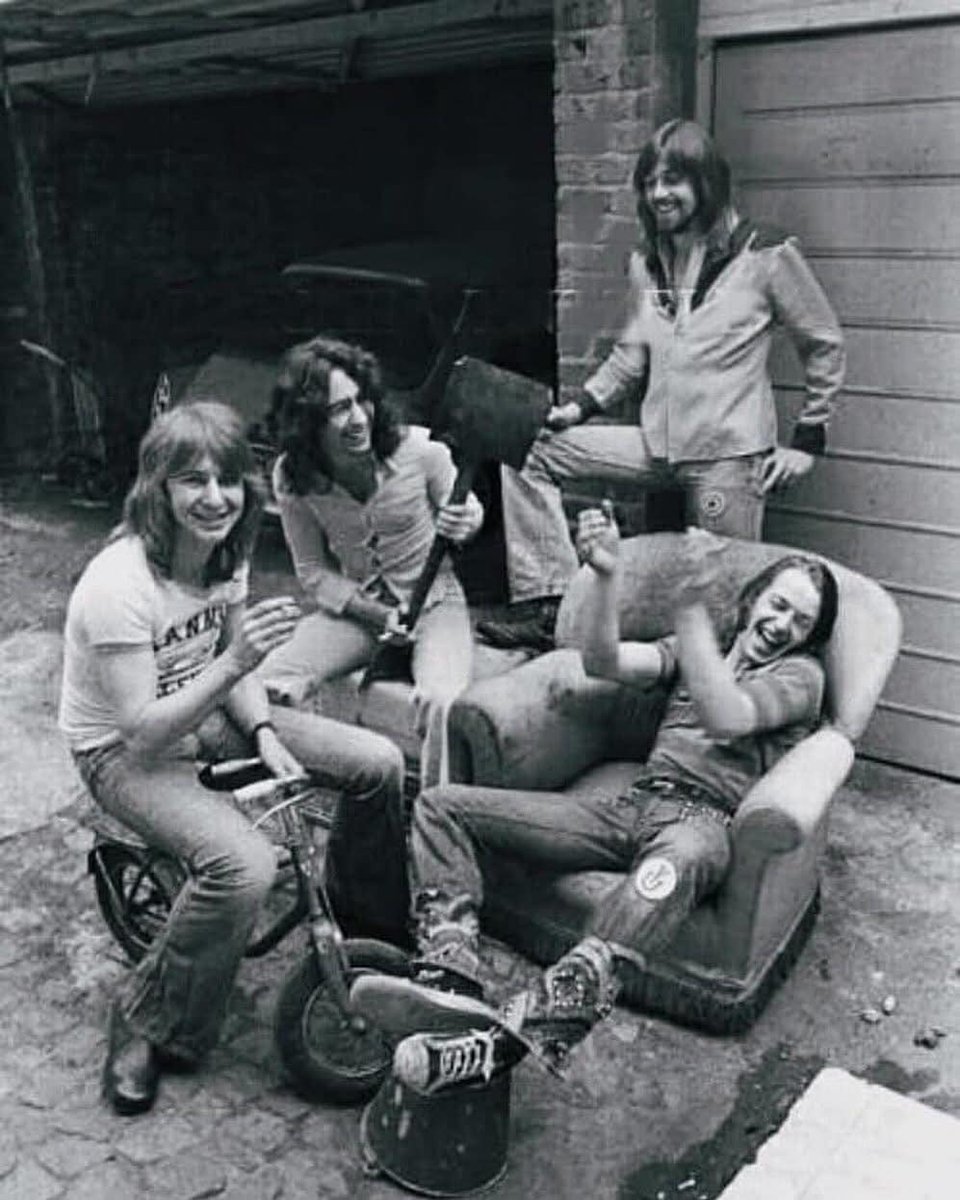 officialbadco's tweet image. 1974... Vibes were high! Little did they know they were Rock’ n’ Roll Hall of Famers in the making…
📷 Barry Wentzell