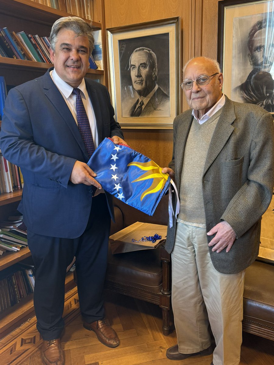 cdcamy's tweet image. Grata visita del Presidente de la Junta Departamental de San José, Don Walter Faggiani. Un honor, en manos de su investidura, recibir la bandera de San José. Con mi querido departamento siempre.