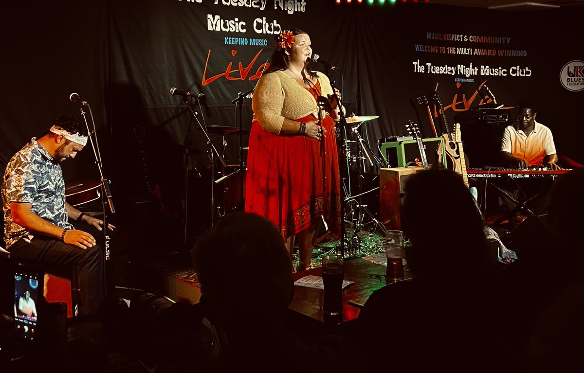 Katie Rogers starts a special night - her debut originals show to a capacity audience…