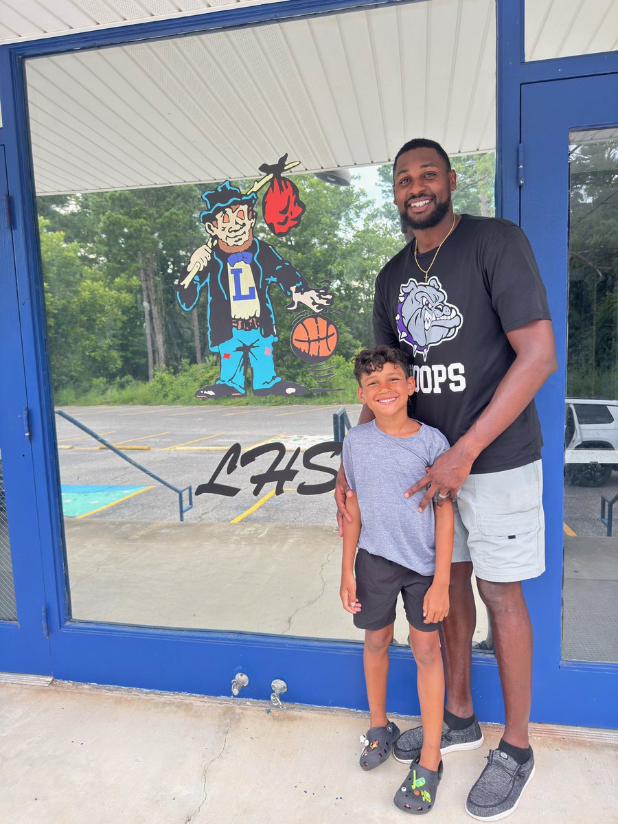 BLReese1's tweet image. Full circle moment brought my son back to my high school gym. Grateful for the memories in this gym . 🏀💙
 #Hoops #BackWhereItStarted