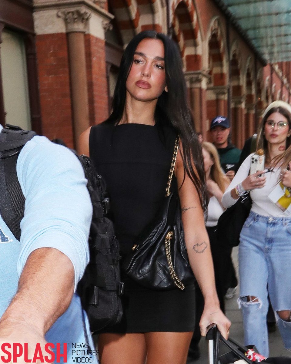 STUDlO2054's tweet image. 📸 | @DUALIPA arriving back in London yesterday! (07/07)