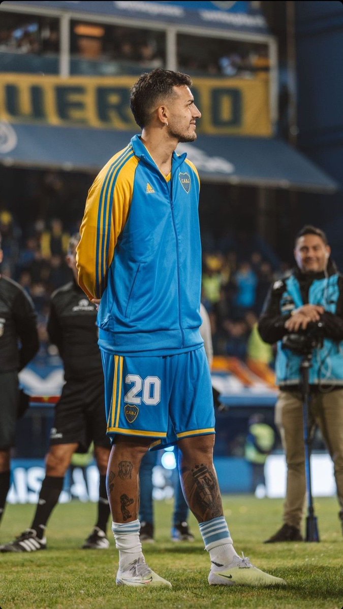 Vuelve con 31 años siendo el 5 de la selección campeona del mundo.

A romperla toda Leandro 💙💛💙