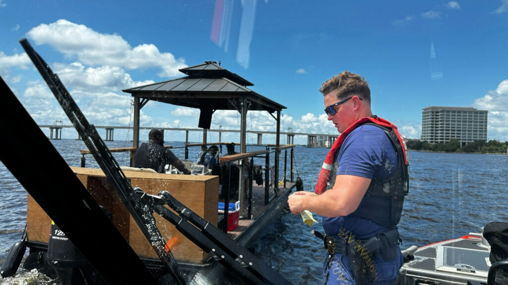 USCGSoutheast's tweet image. .@USCG Sector Jacksonville terminated the voyage of an illegal charter vessel, Friday, operating on the St. Johns River in #Jacksonville, #Florida.
📰: bit.ly/4nV90G3
