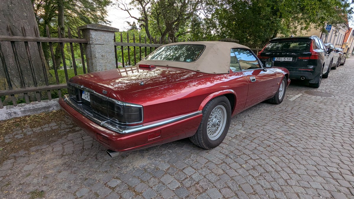 Un jour dans la rue à Visby 
#Jaguar XJS