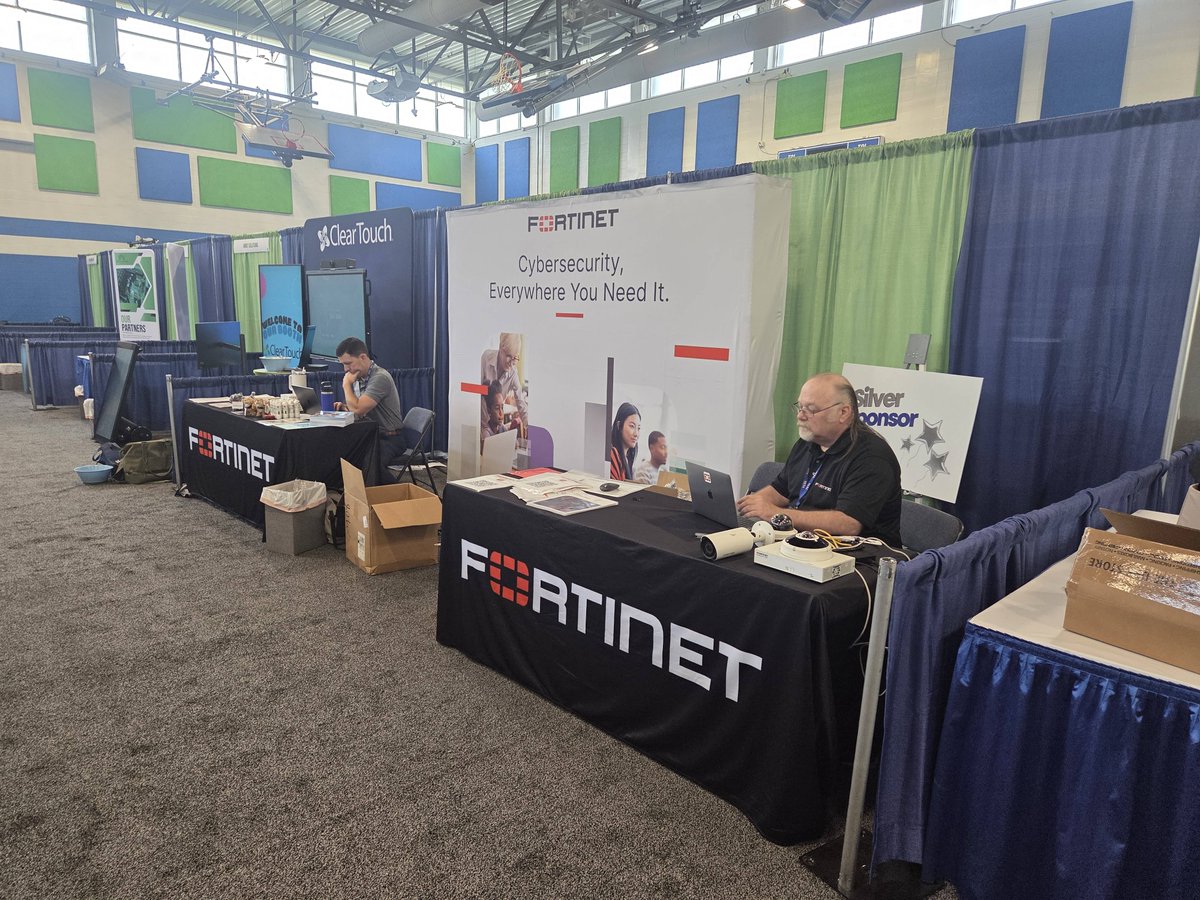 SI 2025 Vendor Hall is very busy this afternoon. Can't wait to see you!