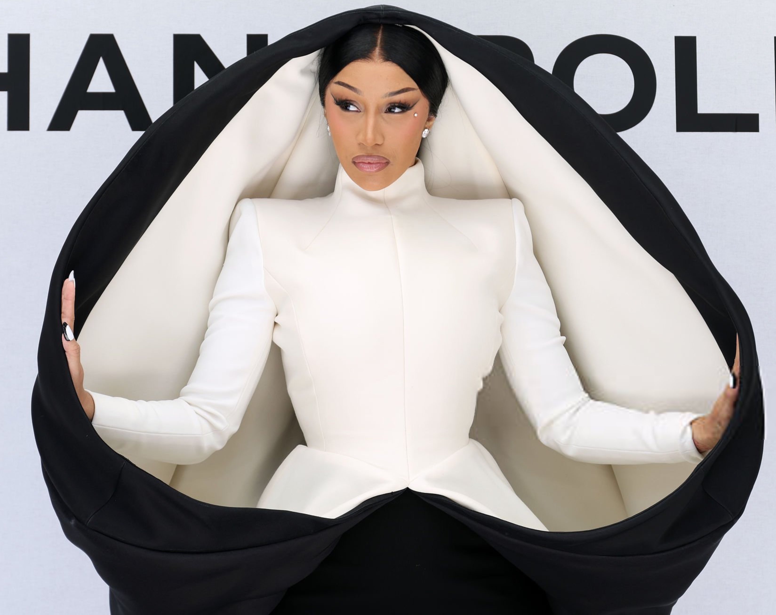 GvWA3pVbcAAkW2N?format=jpg&name=4096x4096 Nobody Could Stop Staring — Cardi B’s Outrageous Paris Couture Looks Just Broke the Internet