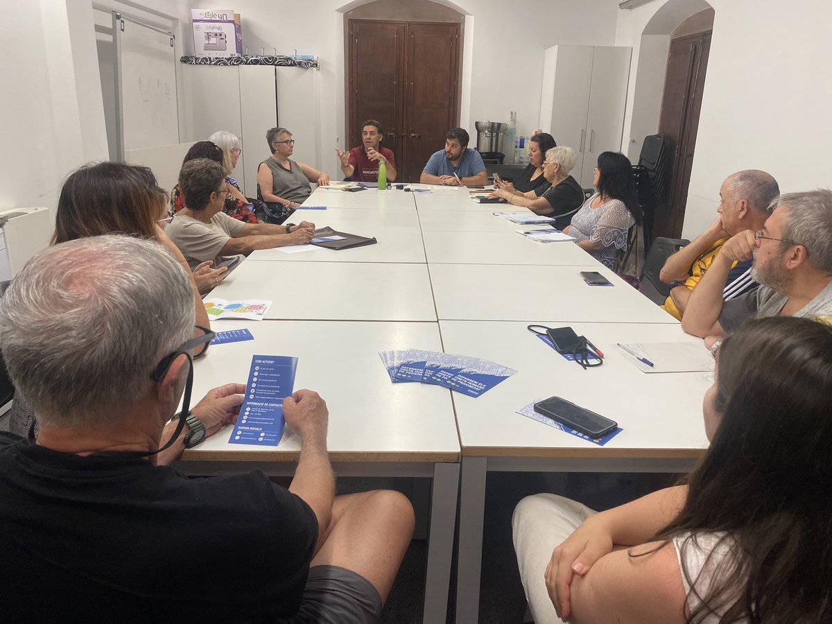 En la reunión celebrada con la <a href="/sindicaturabcn/">Sindicatura de Greuges de Barcelona</a> <a href="/DavidBondia/">David Bondia</a> la Asociación Vecinal del #TurodelaPeira expuso ante este organismo las actuaciones pendientes que tiene la administración municipal con el barrio. Seguiremos elevando la voz por las justas reivindicaciones vecinales