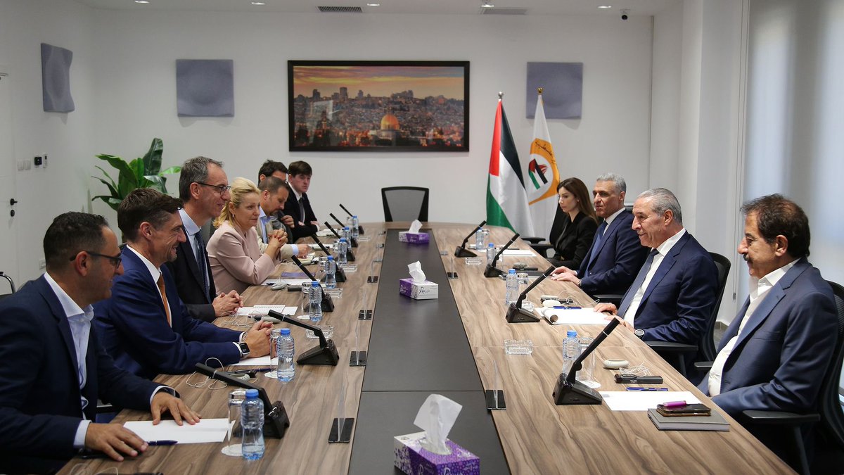 HusseinSheikhpl's tweet image. الشيخ يلتقي وفد بعثة المساعدات الحدودية للاتحاد الأوروبي ويؤكد ضرورة وقف إطلاق النار وزيادة الدعم الإنساني لغزة
رام الله – 08/07/2025- استقبل نائب الرئيس الفلسطيني السيد حسين الشيخ، في مكتبه بمدينة رام الله، وفدًا من بعثة المساعدات الحدودية للاتحاد الأوروبي، ممثلا بالسيدة…
