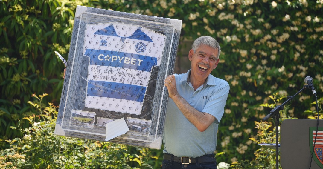QueensCam's tweet image. Last Friday, the staff of Queens' College were invited to a BBQ to celebrate Mohamed El-Erian's time as President. It was a wonderful afternoon filled with laughter and lots of yummy food. Plus, Mohamed received his leaving gift from the staff, a signed QPR shirt. 🍔🍗☀️
