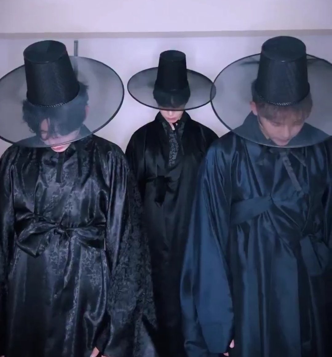 Monsta y Wonho poniéndose de acuerdo para hacer cosplay de los Saja Boys es algo que no esperaba pero que sí necesitaba ver. Es un buen día para estar con vida 🥹