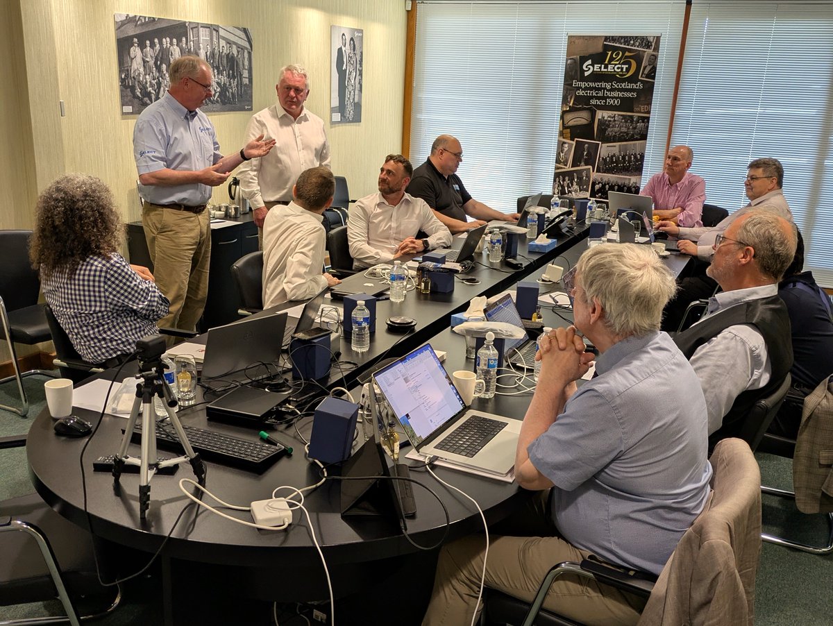 SELECT Updates tweet media