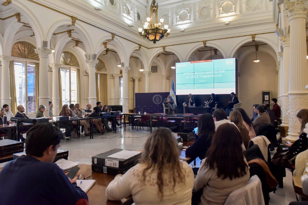 UNESCOmvdo's tweet photo. 🇦🇷 En Argentina, la #UNESCO presentó los resultados del estudio #ERCE Pospandemia, una evaluación regional sobre aprendizajes y bienestar de estudiantes de primaria tras la COVID-19, realizada por el Laboratorio #LLECE.

📊 Un insumo clave para apoyar la construcción de políticas educativas con evidencia.

🔗 https://t.co/dljVnXYEpe