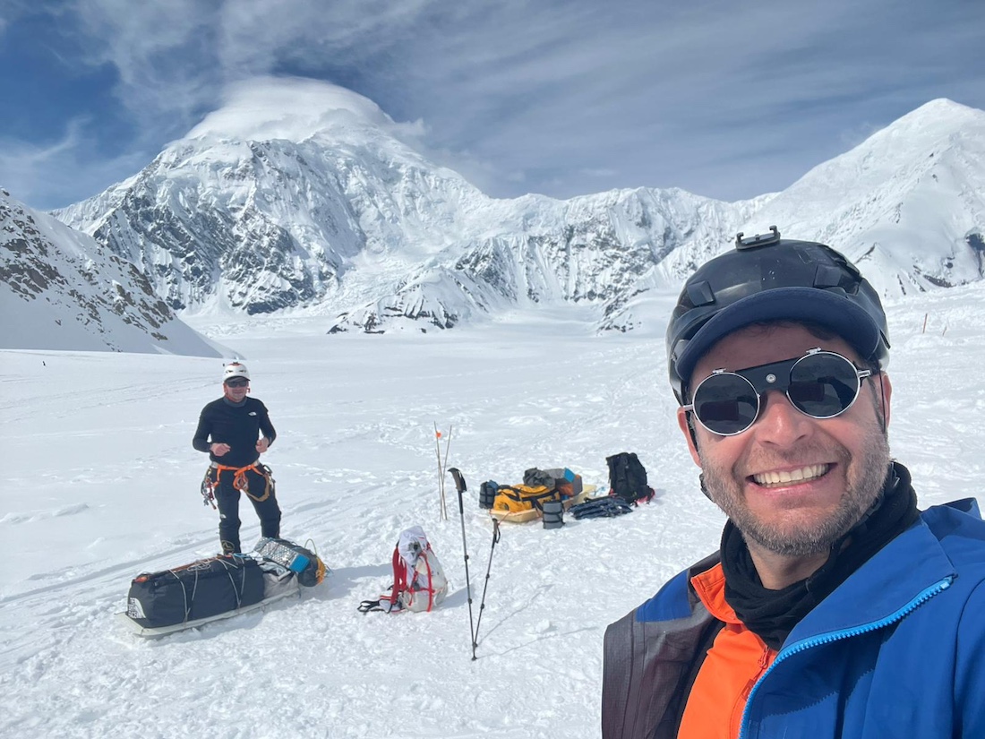CumbresMagazine's tweet image. Ascenso relámpago a la montaña más gélida de América del Norte
Dos alpinistas de Brasil 🇧🇷 lograron la cumbre de Denali (6.190 m 🇺🇸) en solo 4 días y 6 horas y 53 minutos, marcando un hito en el alpinismo brasileño en una montaña bajo condiciones extremas.
acortar.link/buKfQ8