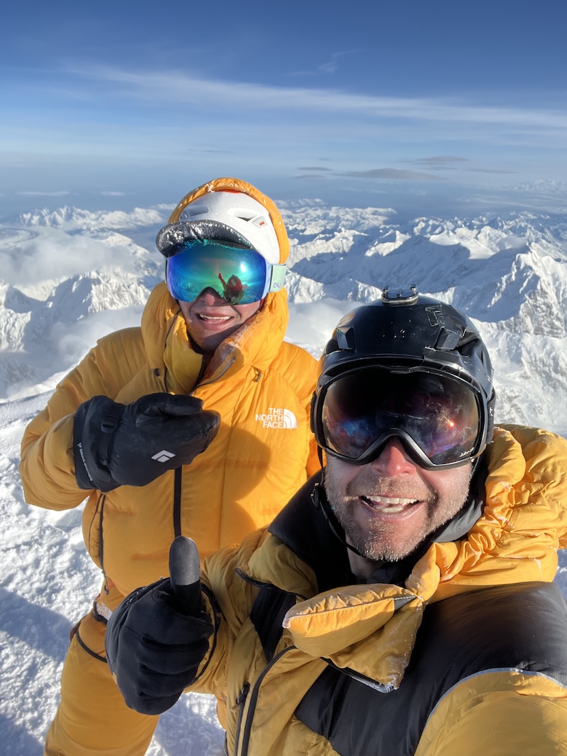 CumbresMagazine's tweet image. Ascenso relámpago a la montaña más gélida de América del Norte
Dos alpinistas de Brasil 🇧🇷 lograron la cumbre de Denali (6.190 m 🇺🇸) en solo 4 días y 6 horas y 53 minutos, marcando un hito en el alpinismo brasileño en una montaña bajo condiciones extremas.
acortar.link/buKfQ8