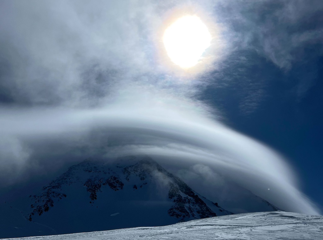 CumbresMagazine's tweet image. Ascenso relámpago a la montaña más gélida de América del Norte
Dos alpinistas de Brasil 🇧🇷 lograron la cumbre de Denali (6.190 m 🇺🇸) en solo 4 días y 6 horas y 53 minutos, marcando un hito en el alpinismo brasileño en una montaña bajo condiciones extremas.
acortar.link/buKfQ8