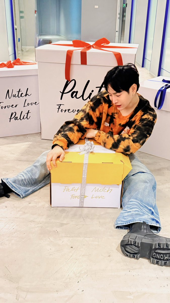 Palit_Official's tweet photo. พิคกับกล่องโป่ง&amp; ของขวัญ มาส่งเข้านอน :)
ขอขอบคุณที่มอบความสุขหลังซ้อมคอนฯ ให้กับเฮีย @peckpalit #PeckPaLitChoke #เป๊กผลิตโชค https://t.co/dOSAMHizk3