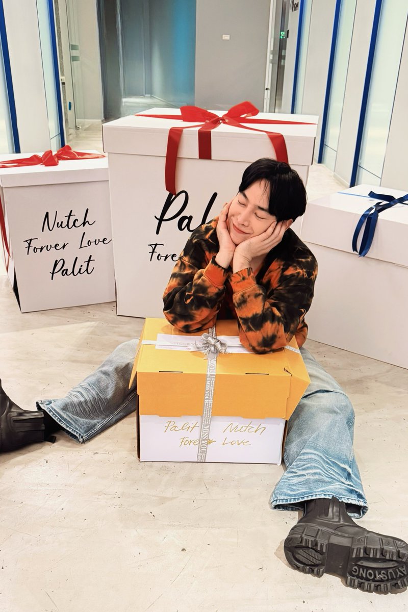 Palit_Official's tweet photo. พิคกับกล่องโป่ง&amp; ของขวัญ มาส่งเข้านอน :)
ขอขอบคุณที่มอบความสุขหลังซ้อมคอนฯ ให้กับเฮีย @peckpalit #PeckPaLitChoke #เป๊กผลิตโชค https://t.co/dOSAMHizk3