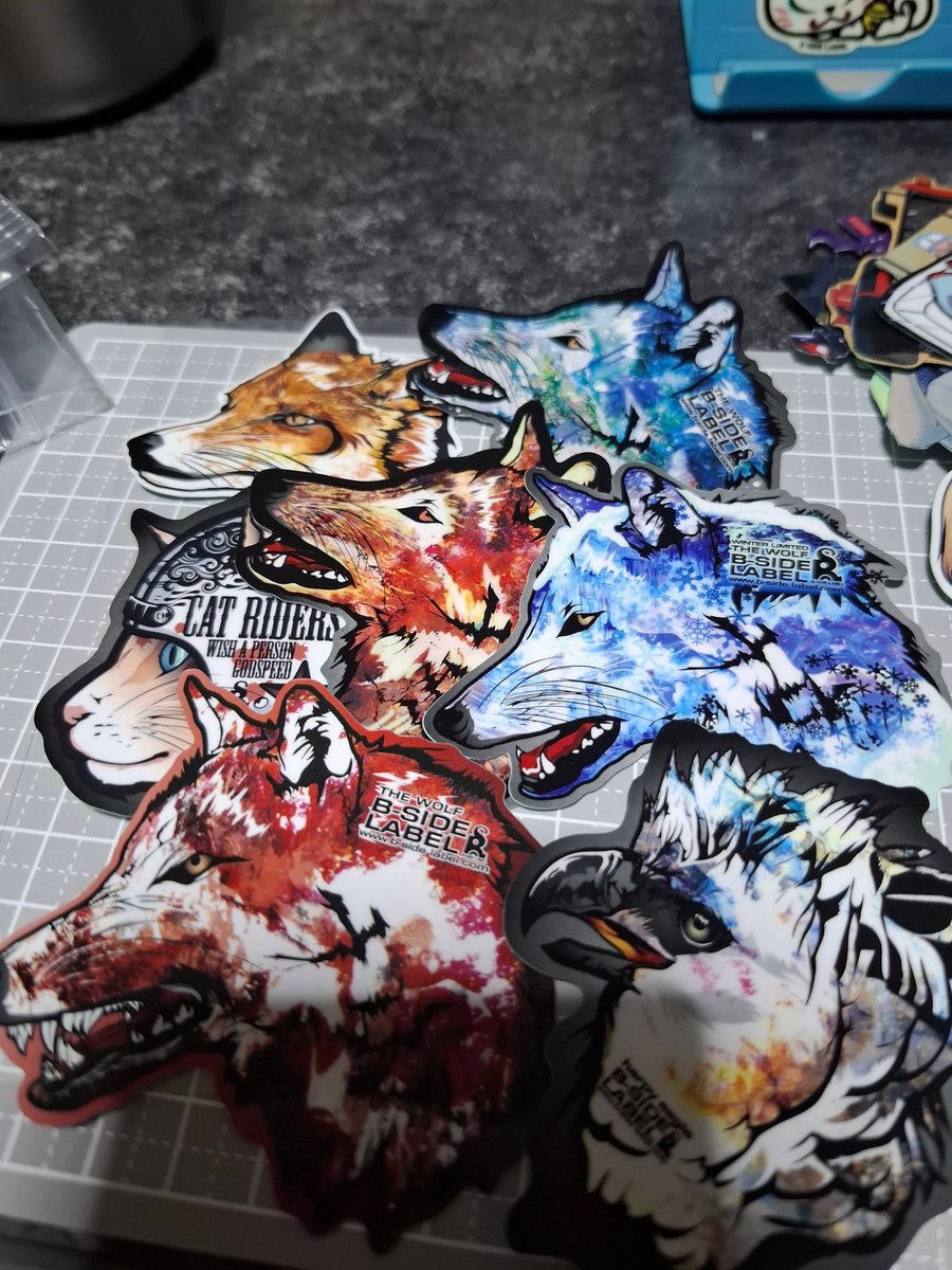 te_chi0cha's tweet image. sickさんに頂いたウルフヘッドをキーホルダーにしようと色々試行錯誤しまして、裏側にベタ貼りを貼ろうとなったのに…あれもこれも入れたいでめちゃ迷った結果、狼頭を敷き詰める事にしました!フチ切り大変だったぞー!!
#ビーサイドレーベル