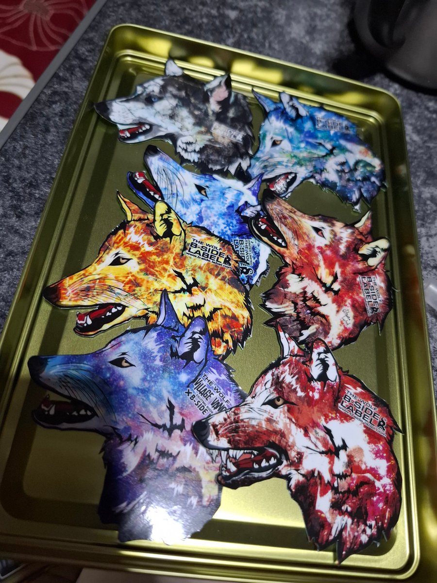 te_chi0cha's tweet image. sickさんに頂いたウルフヘッドをキーホルダーにしようと色々試行錯誤しまして、裏側にベタ貼りを貼ろうとなったのに…あれもこれも入れたいでめちゃ迷った結果、狼頭を敷き詰める事にしました!フチ切り大変だったぞー!!
#ビーサイドレーベル