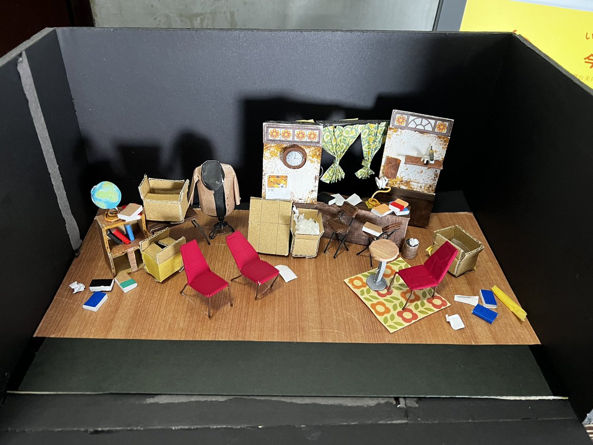 3)→

◼️ 舞台美術（写真）

わちゃわちゃとして、何だか味のある舞台美術でしたね。小道具とかとも上手く絡み合って、楽しげな空間が作り出されていました😁

終演後の外には その模型が飾られていましたよ☺️

◼️「和訳タイトル」

最後にめちゃめちゃ余談😅

タイトル「Under Way A Kind