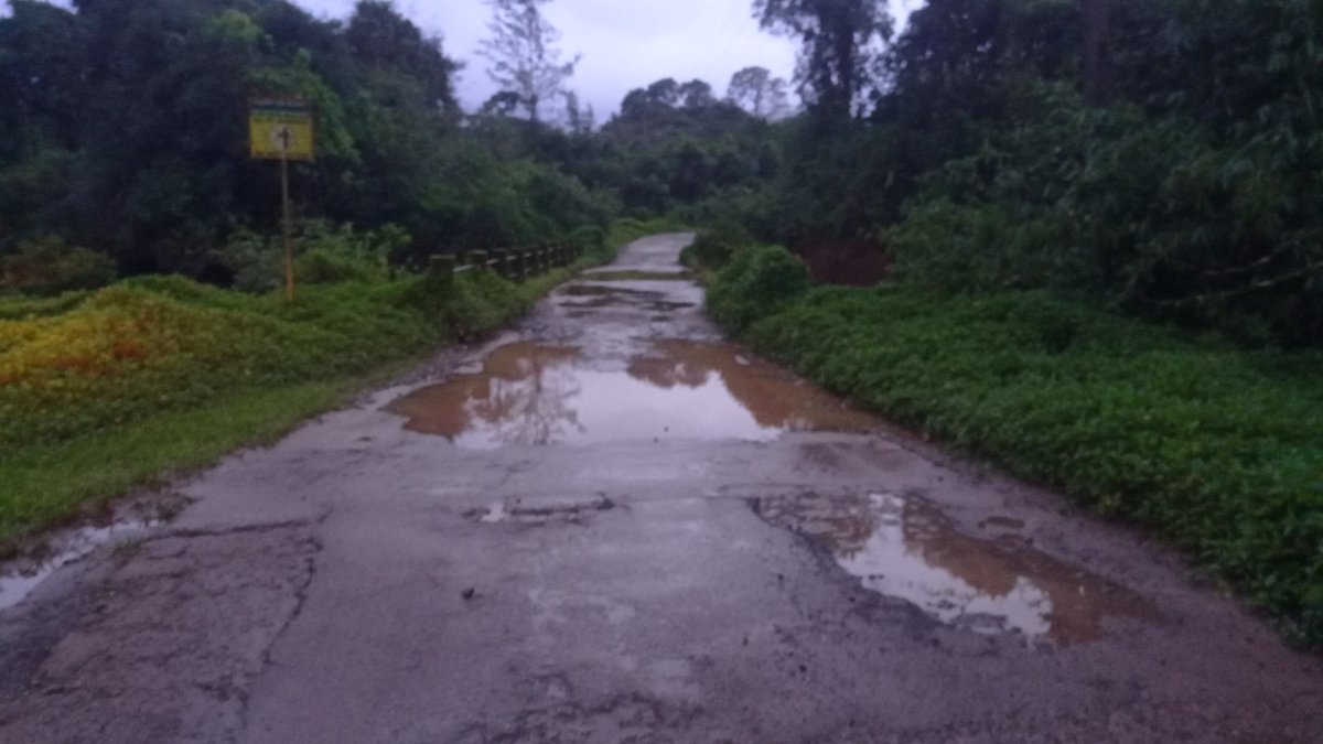 Mithunkm71991's tweet photo. ಅಯ್ಯಂಗೇರಿ, ಸಣ್ಣಪುಲಿಕೋಟು,ದೊಡ್ಡಪುಲಿಕೋಟು,ಕೋರಂಗಾಲ ಗ್ರಾಮದ ಜನರಿಗೆ ಮಡಿಕೇರಿಗೆ ತೆರಳಲು ಹತ್ತಿರವಾದ ಬಂಡಿಕಾಡ್ ರಸ್ತೆ ಮಳೆಗಾಲದಲ್ಲಿ ಪ್ರವಾಹ ಬಂದು ಬಂದ್ ಆಗುತ್ತಾ ಇರುತ್ತದೆ.ರಸ್ತೆಗೆ ಕಾಂಕ್ರೀಟ್ ಅಳವಡಿಸಿ ಎತ್ತರ ಮಾಡಿದರೆ ನೀರು ನಿಲ್ಲದಂತೆ ತಡೆಗಟ್ಟಬಹುದು. ದಯವಿಟ್ಟು ಈ ಸಮಸ್ಯೆಯನ್ನು ಬಗೆಹರಿಸಿ...@ASPonnanna @KarnatakaVarthe https://t.co/8ubYm6N7ze
