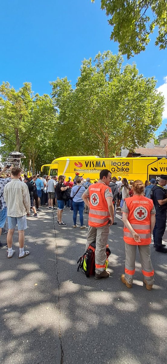 Plusieurs binômes de la Croix-Rouge française de Seine-Maritime sont mobilisés sur le parcours pour garantir votre sécurité. #secourisme #CroixRouge #Postedesecours #TDFF2025 #Rouen  #SeineMaritime