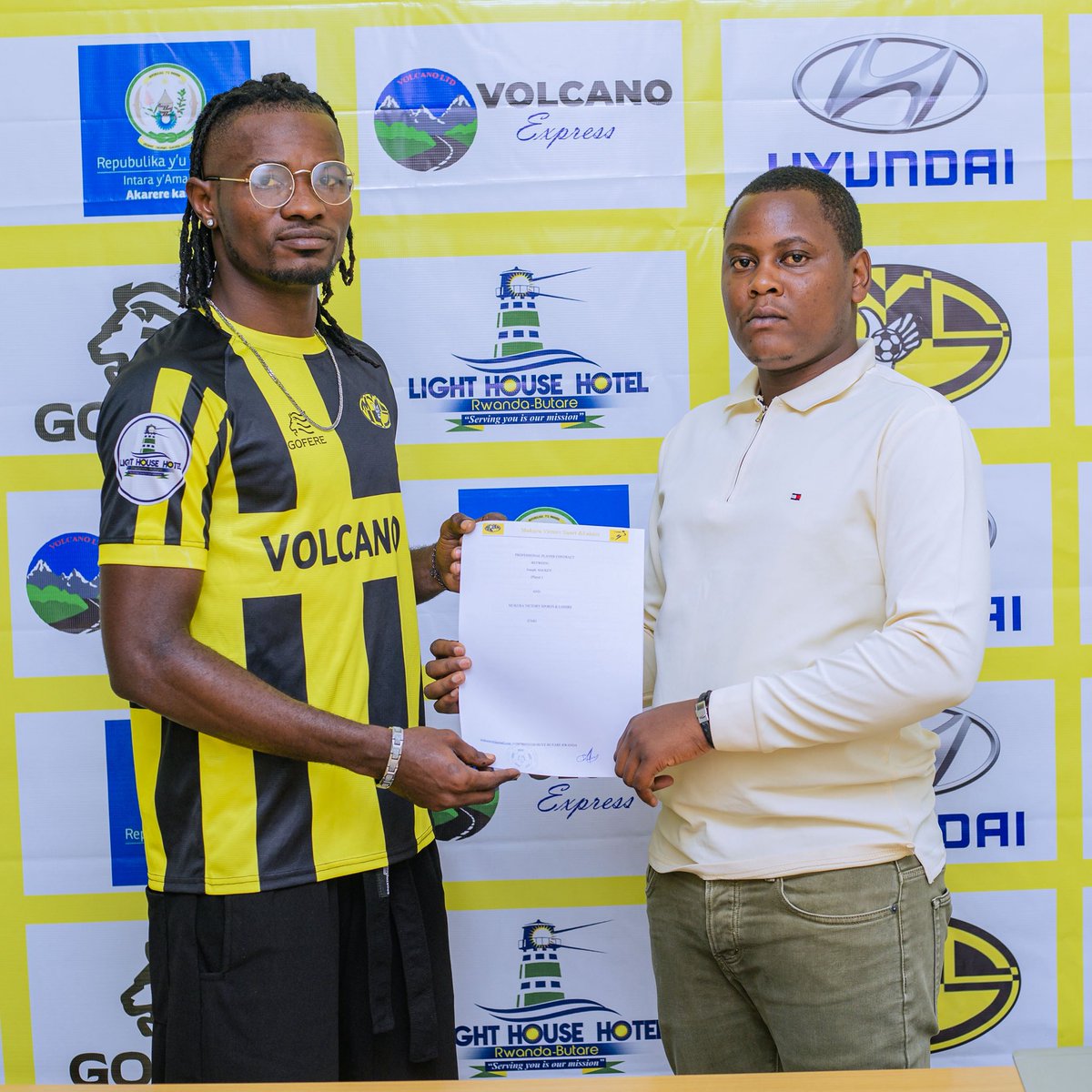 MukuraVS's tweet photo. 🚨Mukura Victory Sports is pleased to confirm the signing of Ghanaian midfielder Joseph Sackey #JS12.

Welcome to MVS #BallMaster! 🟡⚫️

#MukuraYacu #IshemaRyacu https://t.co/l6mzh6iN1x
