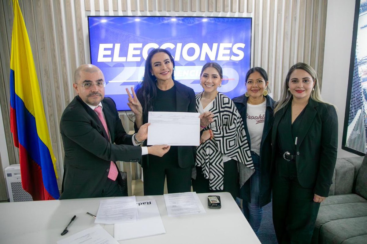 Inscribe su movimiento político “una luz para Colombia la precandidata presidencial <a href="/LuzMaZapataLon1/">Luz Maria Zapata</a> ex directora de <a href="/Asocapitales/">Asocapitales</a> y ex esposa de <a href="/German_Vargas/">Germán Vargas Lleras</a>