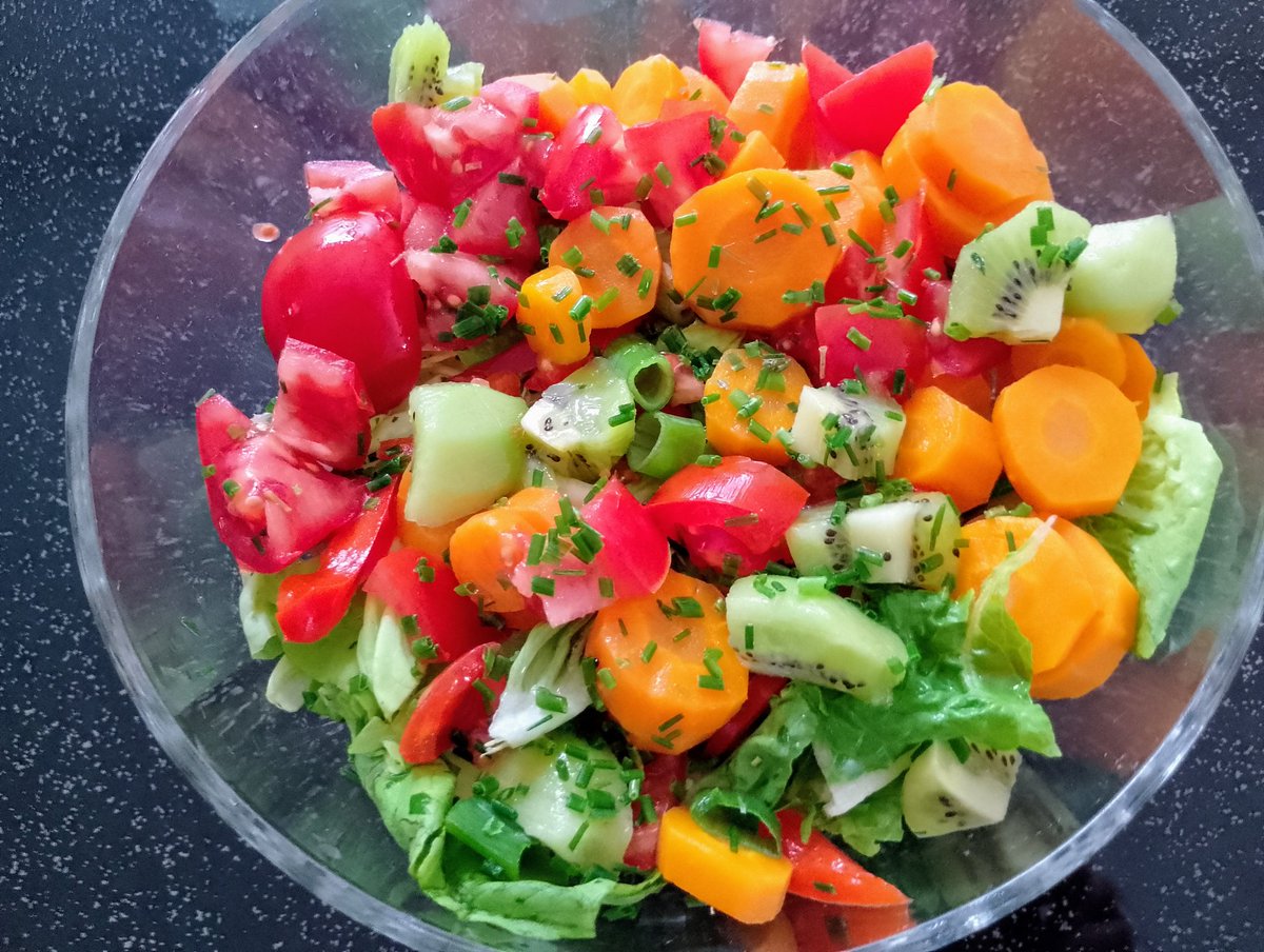 Salad for dinner 🥕🌶️🥬🍅🥝