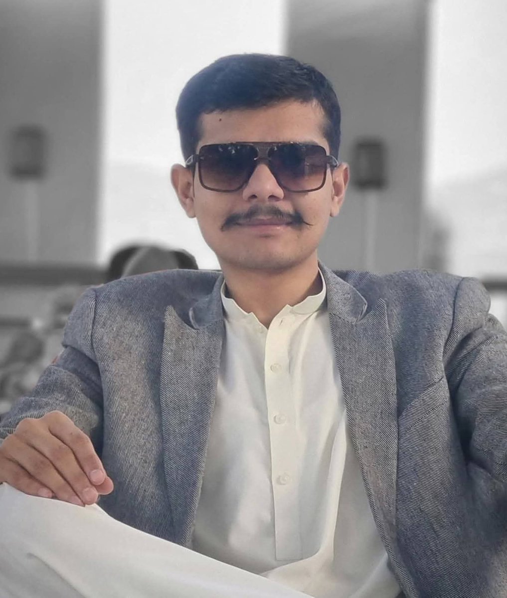 اس کا نام حارث لطیف ہے یہ مانسہرہ سے ہے یہاں ایبٹ آباد میں رہائش پزیر تھا اس کا باپ ٹھیکیدار ہے یہ خود سرکاری ملازم ہے۔ اس نے 13 سالہ بچی اقراء کو کئی ماہ تک جنسی زیادتی کا نشانہ بنایا۔ بدفعلی کی۔ سگرٹ سے سلگا کر اذیت دیتا رہا۔ کئی روز تک اس کو بھوکا پیاسا رکھا اور پھر وہ مر گئی۔