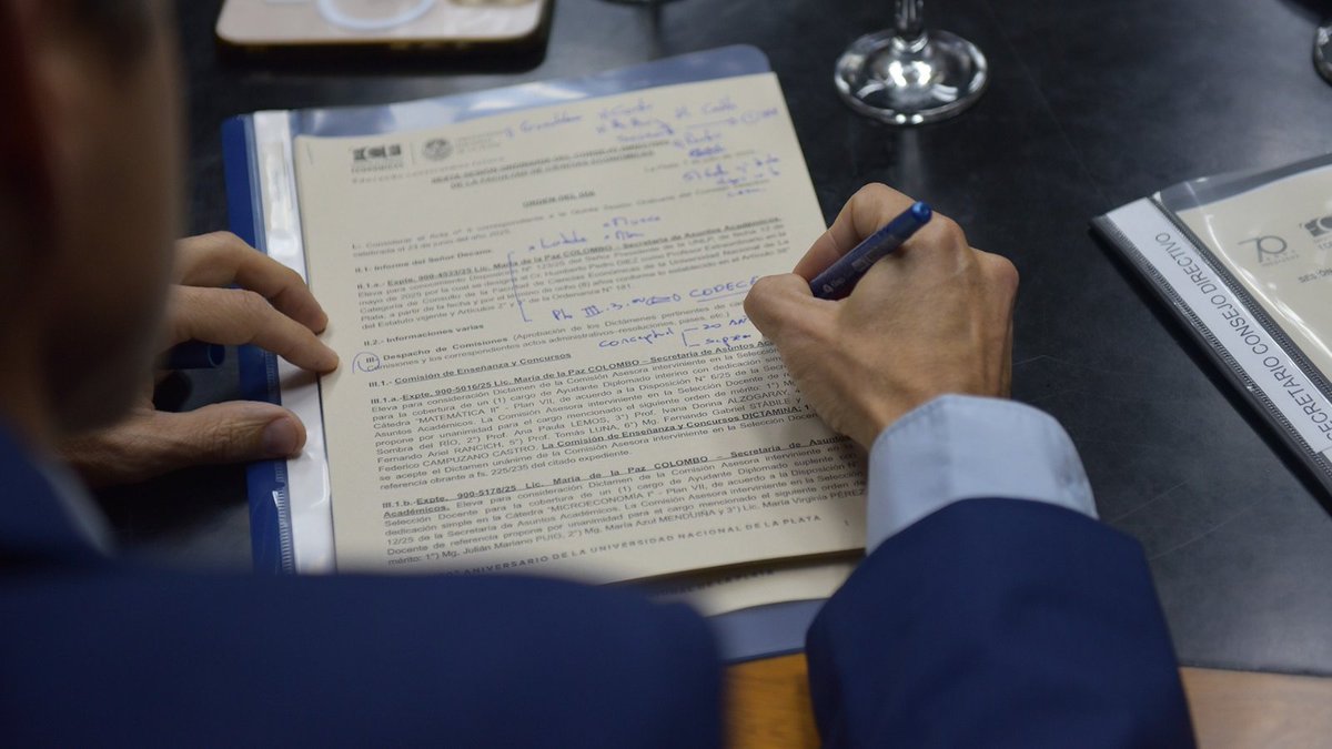 economicas_unlp's tweet photo. SE APROBÓ EL NUEVO PLAN DE ESTUDIO DE LA LIC. EN TURISMO✨
La aprobación del Plan III de la carrera conducente al título de "Licenciado/a en Turismo" se llevó a cabo el lunes 7 de julio en la sesión de Consejo Directivo de nuestra Facultad
👉Conocé más en: https://t.co/9ikN5YKJj0 https://t.co/54xZKtnXje