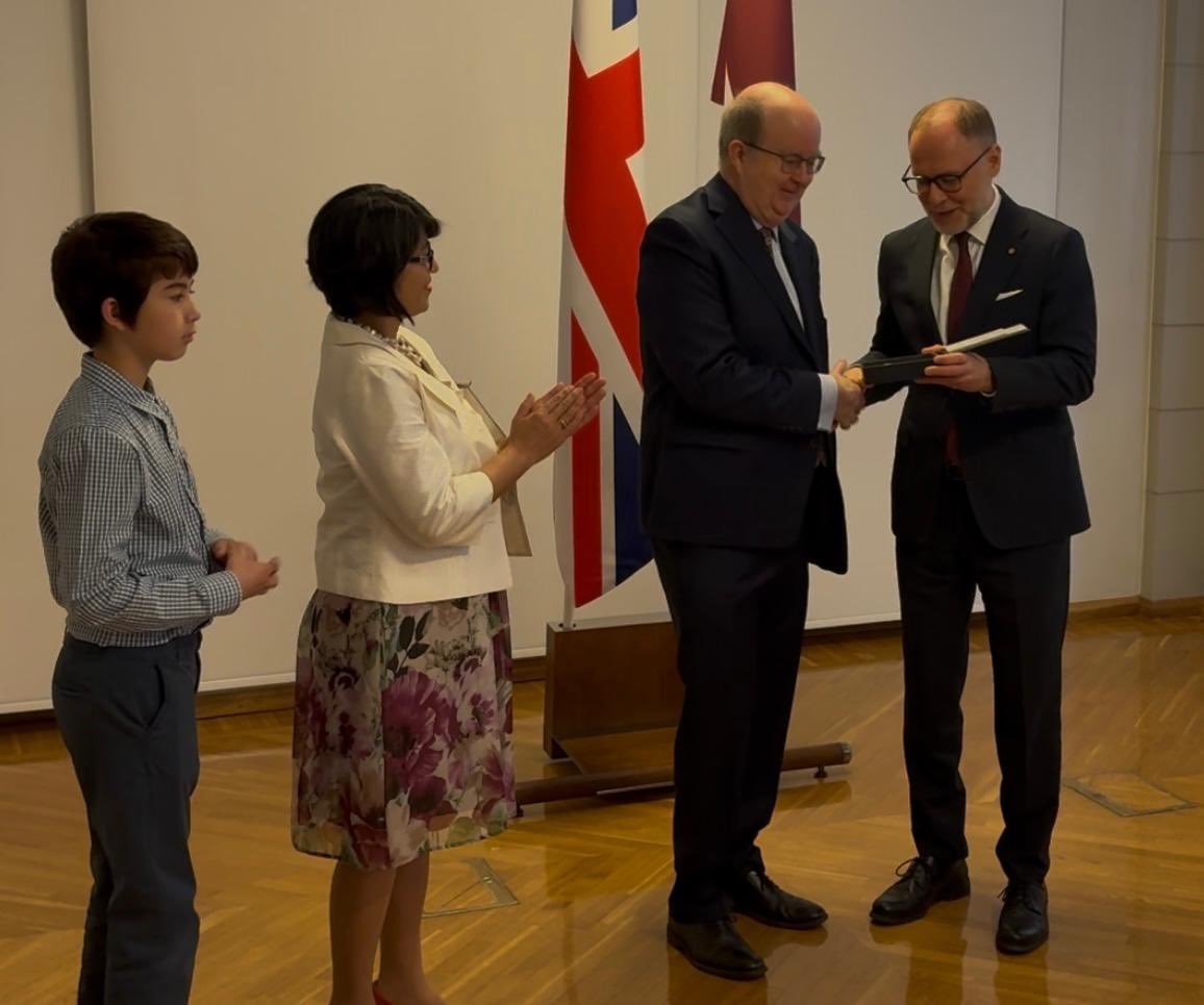 Honoured to receive an award from Defence Minister <a href="/AndrisSpruds/">Andris Spruds</a> <a href="/AizsardzibasMin/">AizsardzībasMin.</a> for supporting the development of the 🇬🇧🇱🇻 defence relationship as ambassador <a href="/UKinLatvia/">UK in Latvia</a>. Delighted our countries are such close security partners &amp; friends.