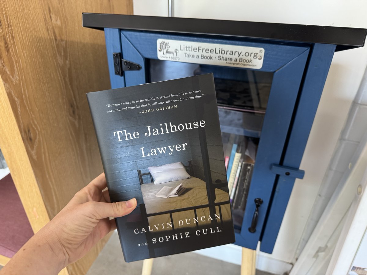 LtlFreeLibrary's tweet image. Thanks to our friends at @penguinpress, we're giving away 200 copies of THE JAILHOUSE LAWYER by Calvin Duncan & Sophie Cull to lucky stewards in the U.S.! An intimate portrait of a heroic man’s resilience in the face of injustice. lflib.org/books