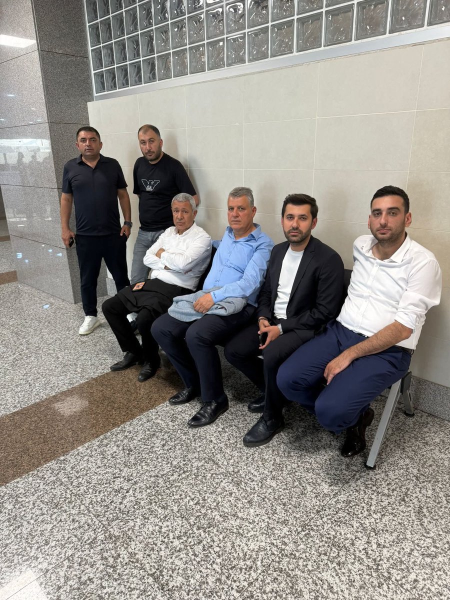 aykutcc's tweet photo. İstanbul'da Çağlayan Adliyesinde Adana Büyükşehir Belediye Başkanımız  Zeydan Karalar ve yol arkadaşlarımız için dayanışma nöbetimiz devam ediyor. 

Adana Milletvekillerimizle birlikte tüm Adana için Zeydan başkanımızı bekliyoruz.

#ZeydanKaralarıSerbestBırakın #ZeydanKaralar https://t.co/uCQR9Ek9z2